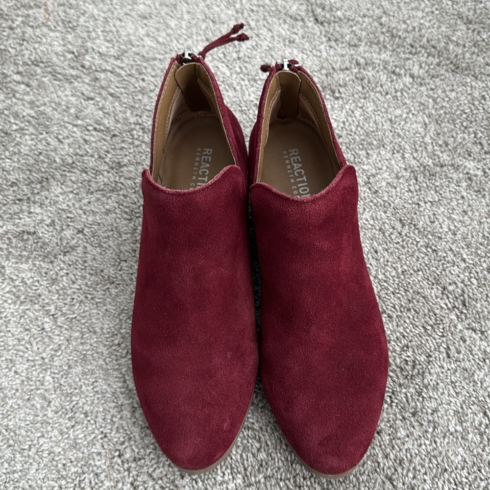 Kenneth Cole Reaction “Side Skip” Maroon Low Heel Suede Ankle Boot Size 6